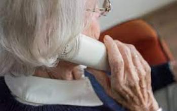 una persona mayor hablando por telefono