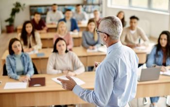 Un profesor dando clase a un grupo de alumnas 