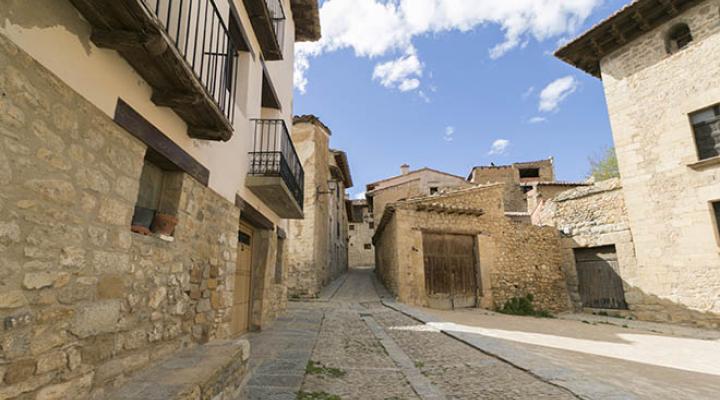 Imagen de un pueblo pequeño de Aragón
