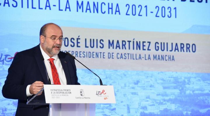El Vicepresidente de la Junta de Castilla la Mancha presentando el Plan frente al Reto Demografico