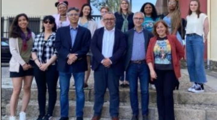 Foto de los responsables institucionales y participantes en la presentación de los programas intergenarcionales