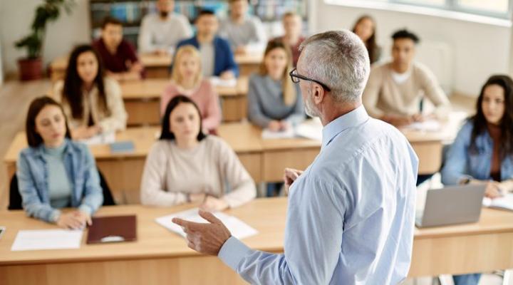 Un profesor dando clase a un grupo de alumnas