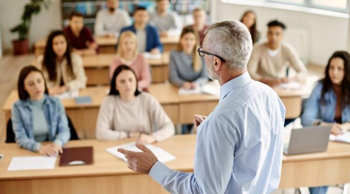 Un profesor dando clase a un grupo de alumnas 